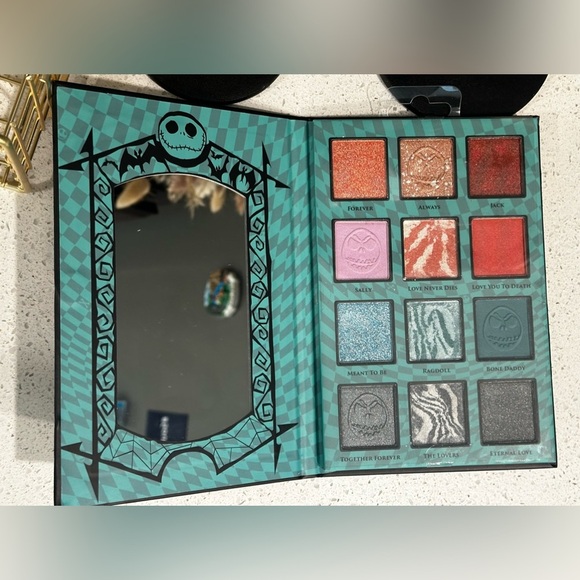 🌟NEW🌟 Nightmare Before Christmas Eyeshadow Palette - Picture 3 of 3